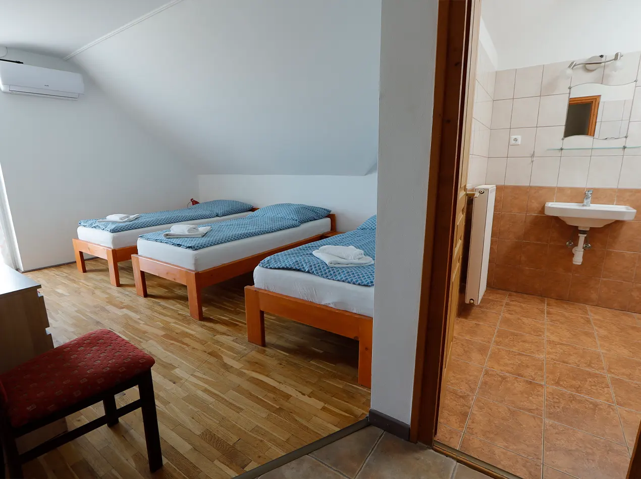 Háromágyas vendégszoba saját fürdőszobával az Anna Vendégházban.