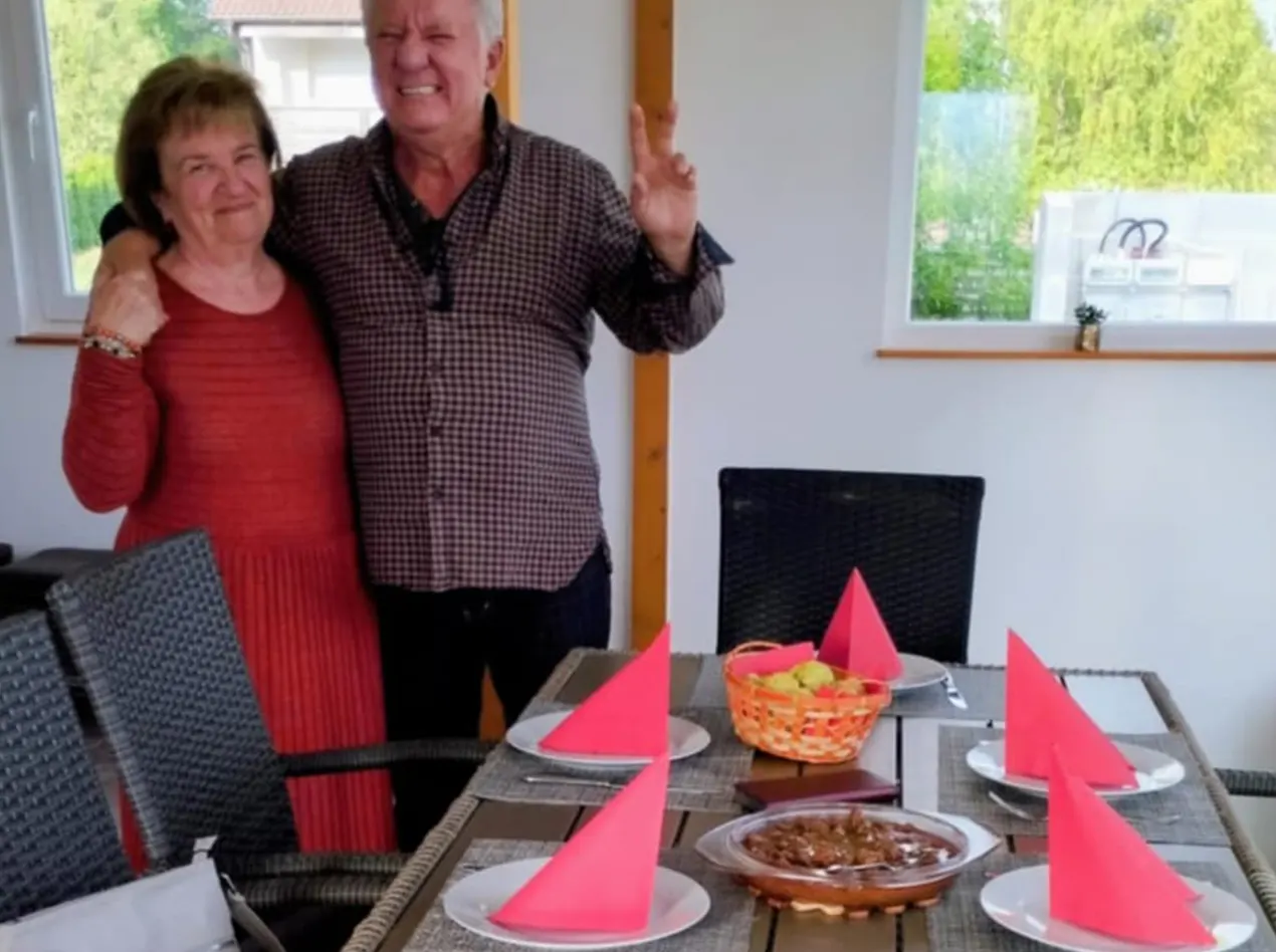 Hangulatos közös étkezés előkészített asztallal és vendégekkel az Anna Vendégház teraszán.