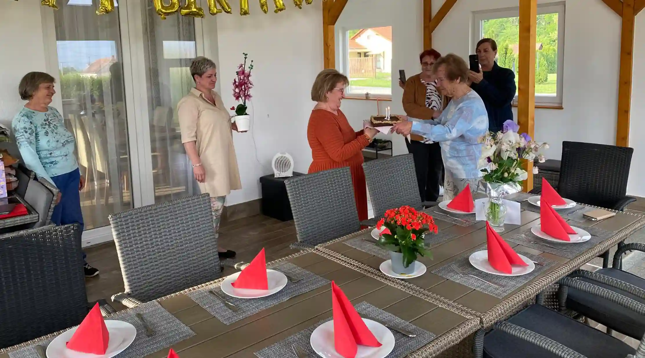 Fedett terasz k&ouml;z&ouml;s &uuml;nnepl&eacute;sekhez, csal&aacute;di alkalmakhoz &eacute;s kisebb t&aacute;rsas&aacute;gi esem&eacute;nyekhez az Anna Vend&eacute;gh&aacute;zban.
